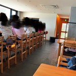 希凛 淡路店 - カウンターは14席 テーブルもあります