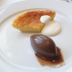 ブーケ・ド・フランス - フェアドーヌ（山羊乳を使ったチーズケーキ）とチョコアイス