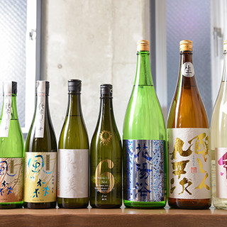 味や香りのバランスを考慮した日本酒を、全国各地からセレクト