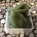 赤坂青野 - 草餅（249円）・・中は「こし餡」、蓬の風味もいいそうな。