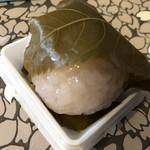 赤坂青野 - 道明寺桜餅（270円)・・こちらも中は「こし餡」、上品な甘味で好みだそう。
