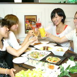 Dinning CRIB - オープンフロアの店内は和気あいあいと楽しめる雰囲気☆少人数の女子会～団体様までお任せ下さい！