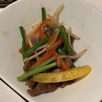 南園 - 牛肉の細切りと花ニラの炒め