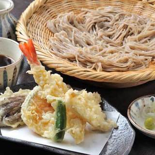 蕎麦の旨さを引き立てる揚げたて天ぷらや信州郷土料理も充実。