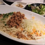 覇王 - 腰のある細麺の上にたっぷりの肉みそとナッツ達このナッツが麺と混ざり食べ進めていくととっても香ばしい香りを演出してくれます！