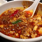 覇王 - しっかりと水切りされた豆腐と香りの良い葉にんにく