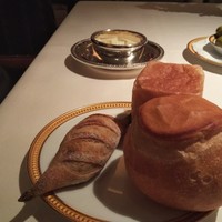 アピシウス - 3種類のパン。バターは予め小さく切断され、塗りやすくなっています。