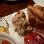 グリエ ジョー - ラルポークリエット、鶏白レバーは特に美味です