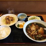 マルナカ中国麺飯食堂 - ラーメン 油淋鶏のセット