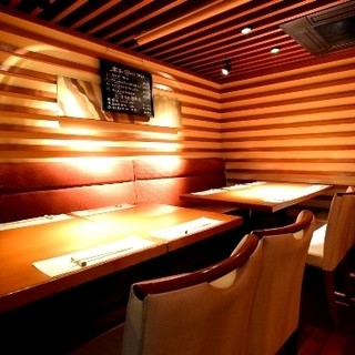 An adult space with a calm atmosphere. Counter seats are full of live entertainment.