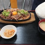 赤丸食堂 - 鉄板焼肉マンガ定食