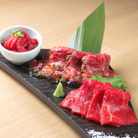 生肉三種盛（ユッケ、タタキ、赤身刺）