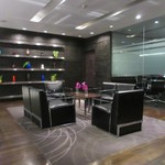 EXECUTIVE LOUNGE  - ラウンジ内１　左手は会議室