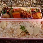 まつおか - フキ、人参、大根、筍の煮物。ごぼうのきんぴら、小松菜と人参、かまぼこの煮浸し。鶏の唐揚げ、大学いも。（2019年4月）