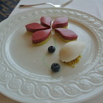 フレンチレストラン ミクニ サッポロ - スミレのムースとヨーグルトアイス ライチの香り