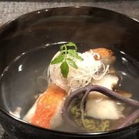 津の守坂 小柴 - 金目鯛の上品な脂を感じるお出しがいい味わい。