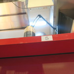 ラーメン二郎 - 赤酢はカウンター上に