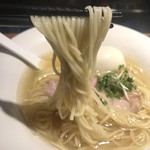 要の塩 - 《真鯛✖︎鯛煮干》の塩そば
      麺リフト