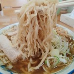 ケンちゃんラーメン - あまり硬くなく、食べやすい食感の麺
            スープがいい具合に馴染みます