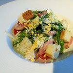 THE KAWABUN NAGOYA - まろやかなシーザードレッシングで和えたサラダの上には、竹の子や菜の花、甘いスナップえんどうやこんがり肉厚なベーコンなど