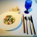 THE KAWABUN NAGOYA - パスタランチの前菜は春野菜のシーザーチョップドサラダ、きめ細かい生地のフォカッチャ