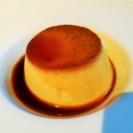 THE KAWABUN NAGOYA - 表面はしっかり固めの弾力、中はトロリと濃厚でまろやか、バニラビーンズたっぷりで風味豊かな古き良きプリン