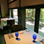 THE KAWABUN NAGOYA - クラシカルで落ち着いた雰囲気の奥の小部屋、カトラリーにはお箸もあって食べやすい！