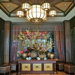 THE KAWABUN NAGOYA - 正面玄関の壺には桜の枝が活けられ、天井には大正モダンを感じる和のシャンデリア