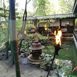 THE KAWABUN NAGOYA - 回廊から見えるのは、かがり火が赤々と燃え、池には錦鯉が泳ぐ風格のある日本庭園