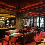 THE KAWABUN NAGOYA - 赤が基調のムーディーなバーラウンジ、こちらでデザートやドリンクを楽しむグループも