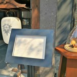 THE KAWABUN NAGOYA - 重厚なエントランスには立派な対の提灯、メニューの横にはドルチェの見本も