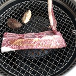 黒毛和牛食べ放題Z - サービスの骨付カルビ