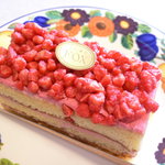 フォックス - ベリーのケーキ。上に乗っているのは着色ナッツ♪食感が良いのです♪