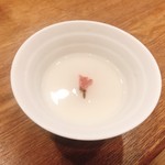 そばの実 一閑人 - 食後のデザート 牛プリンに桜の花の塩漬け