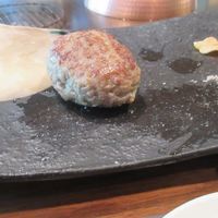 WITH THE STYLE ステーキハウス ミディアムレア - 次に焼きあがったのは自家製ハンバーグ、此方は玉葱ベースのジャポネソースでいただきました。