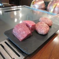 WITH THE STYLE ステーキハウス ミディアムレア - 私はハンバーグとロースのランチ３５００円、友人はハンバーグとモモ肉のランチ２０００円を注文です。
                    