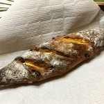 パン マニフィック - セーグルノアレザン クリームチーズ黒蜜がけ ¥300