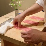 西麻布けんしろう - 綺麗にカットされたお肉