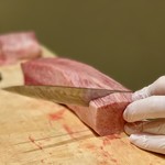 西麻布けんしろう - 近江牛極上タンをカッティング