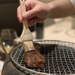 西麻布けんしろう - 2時間半以上七輪で付焼きした宮崎牛カイノミ