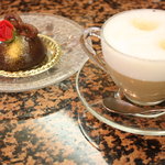 カフェ アンテリュード - チョコレートケーキ＆ホットカフェラテ