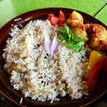 スプーンソング - 【チキンプラオプレート】右上のイモ料理が「ポテトのダム」です。