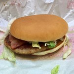 McDonald's - 【マクポ(ベーコンマックポーク)の単品 \200】メニュー写真と全然違う～。苦笑