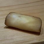 鮨 尚充 - いぶりがっことチーズ・・中にチーズが挟まれているのですが「いぶりがっこ」と合います。