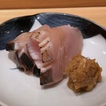 鮨 尚充 - 鰆（明石）・・鰆は皮目を炙っておりますので香ばしさと旨みを感じます。山山葵で・・