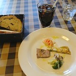 カフェ・ロゼッタ - セット1,450円(税込)の前菜と自家製パン