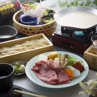 You can enjoy carefully selected 100 percent soba noodles with a flower basket♪