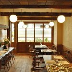 センプリチェ - こだわりの木目調の店内
