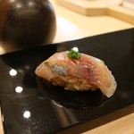 三軒茶屋 鮨かんてら - 千葉県産釣鯵。生姜と青ネギを添えて