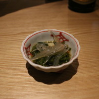 三軒茶屋 鮨かんてら - 茨城県産白魚昆布〆と宮城県産めかぶポン酢